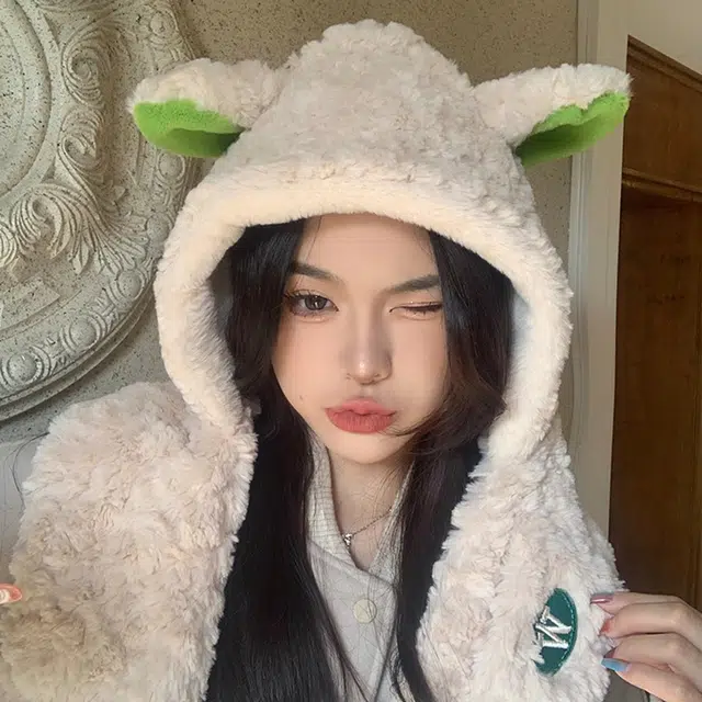 浪莎 冬季毛绒米色小羊帽子围巾一体帽骑行保暖毛茸茸两件套   聚酯纤维 斗篷帽 男女同款情侣款