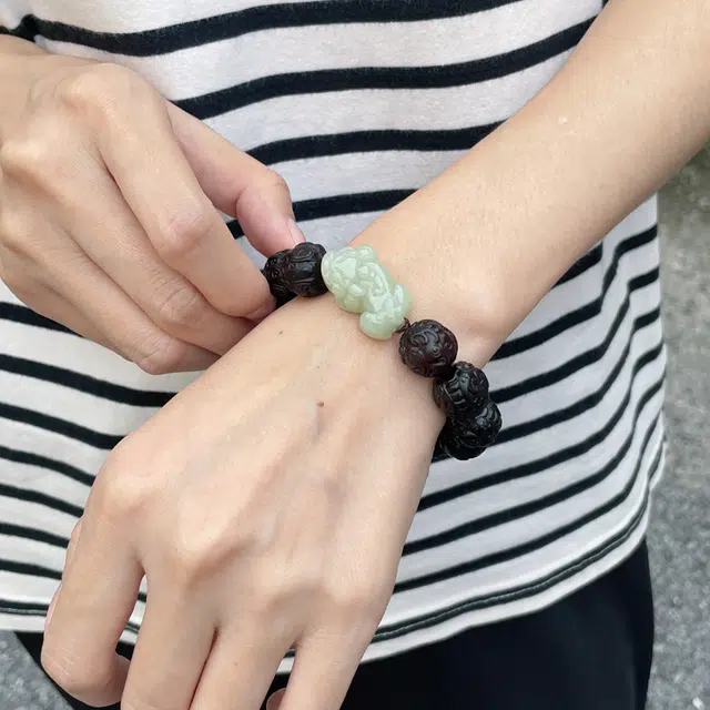 易明居 国潮复古小众新中式轻奢貔貅 本命年手持盘玩檀木佛珠 禅意文玩串珠 紫檀属 木质手串 男女同款情侣款