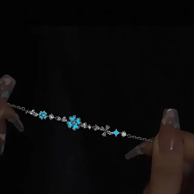 925
