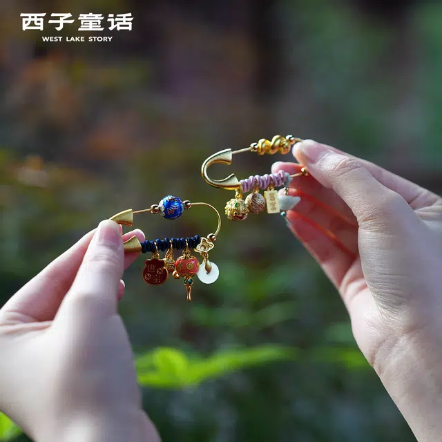 【灵隠景区直发】 西子童话 蛇宝宝压惊 本命年婴儿别针 六字箴言饰品 合金 挂件 儿童款