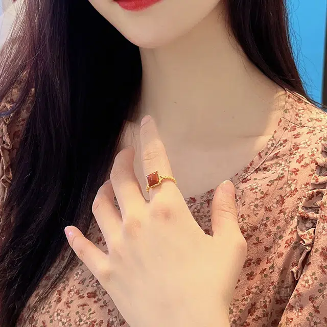 925