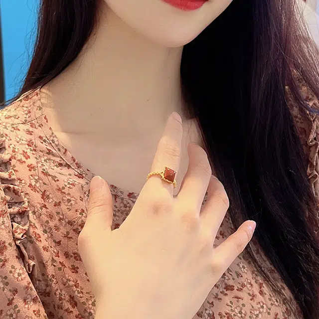 925