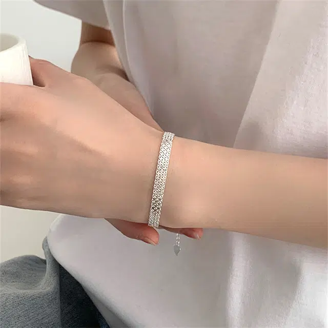 925