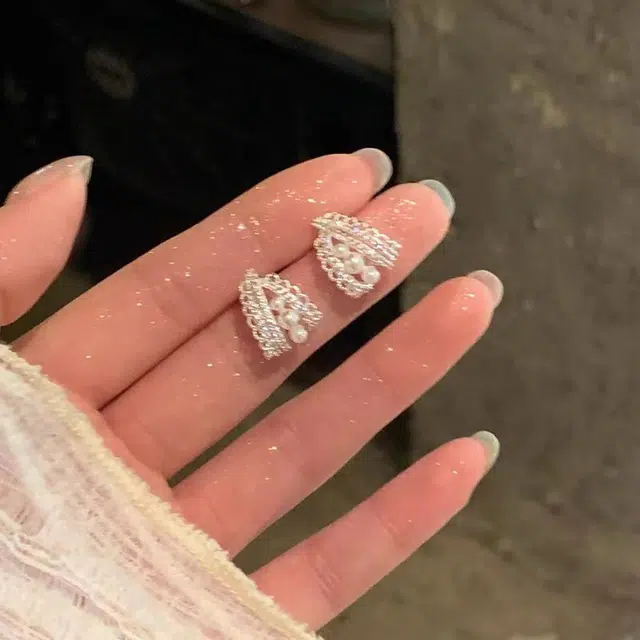 925