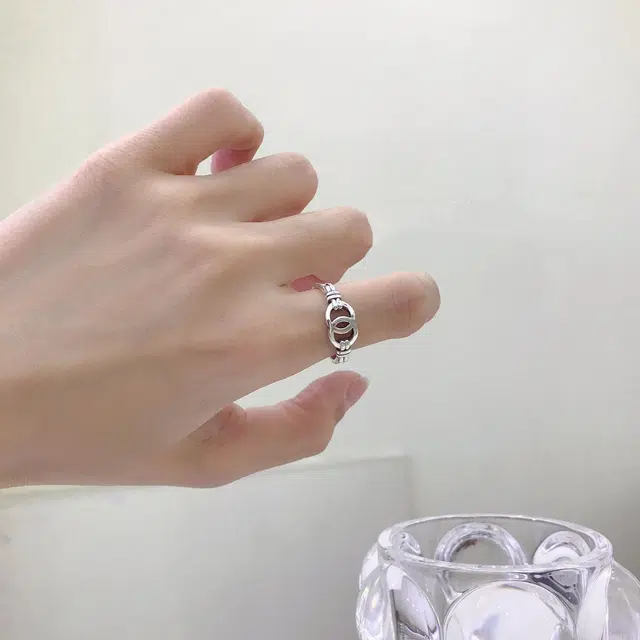 925