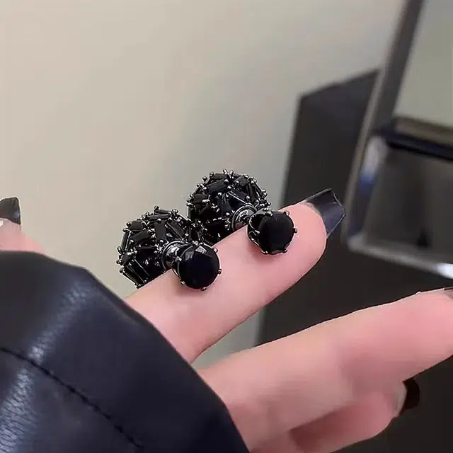 925