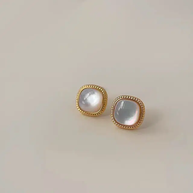 925