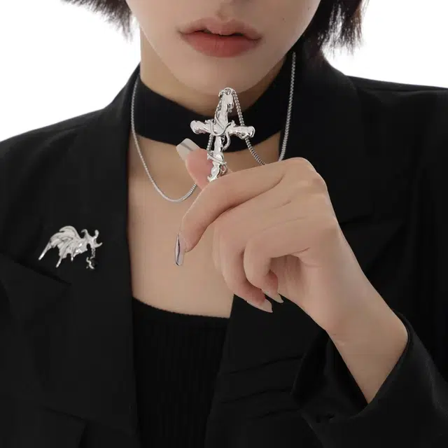 素 荆棘缠绕十字架新潮独特个性设计师款小众高级感超酷美式嘻哈 合金 项链 男女同款情侣款