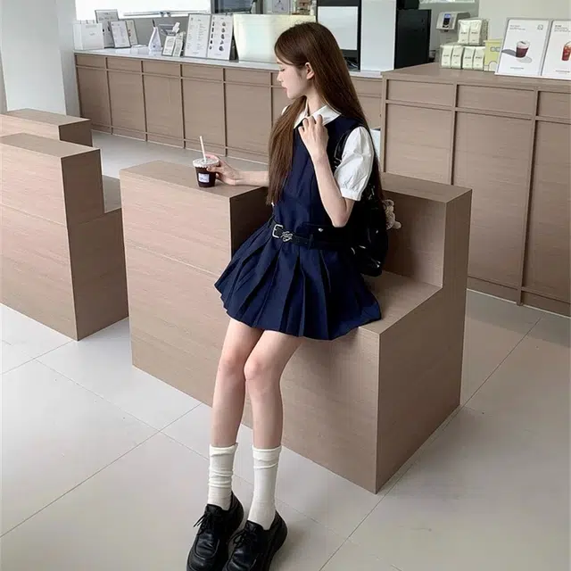 哒头下雨不愁 学院风设计感背带百褶连衣短裙装套装 女款