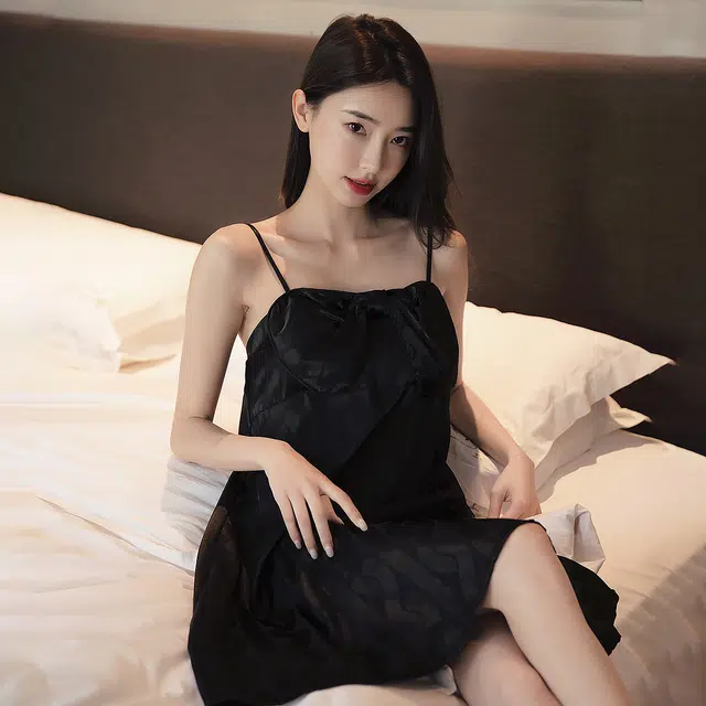 水中花 简约带胸垫冰丝凉感套头家居舒适透气吊带睡裙 女款 黑色