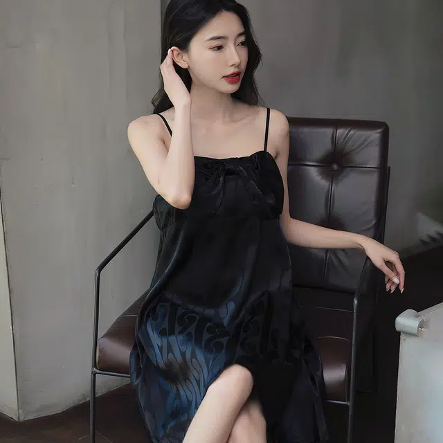 水中花 简约带胸垫冰丝凉感套头家居舒适透气吊带睡裙 女款 黑色