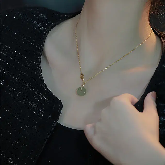 925