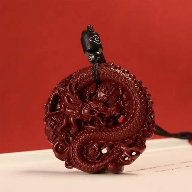 金瑞邦 国潮新中式 镂空龙牌 本命年 平安纳福 龙年 国风复古 精致轻奢 小众 再造辰砂朱砂 项链 男女同款情侣款