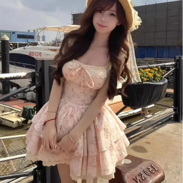 依钗 法式温柔风碎花收腰蕾丝花边蓬蓬公主短裙吊带连衣裙 女款