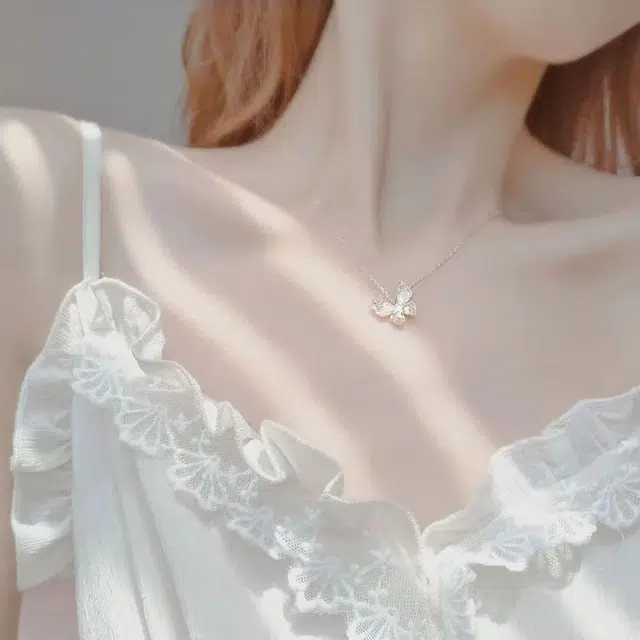 925