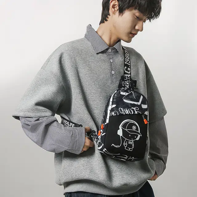 宝琳卡 卡通潮流时尚 尼龙 胸包 男女同款情侣款 黑色/白色/蓝色