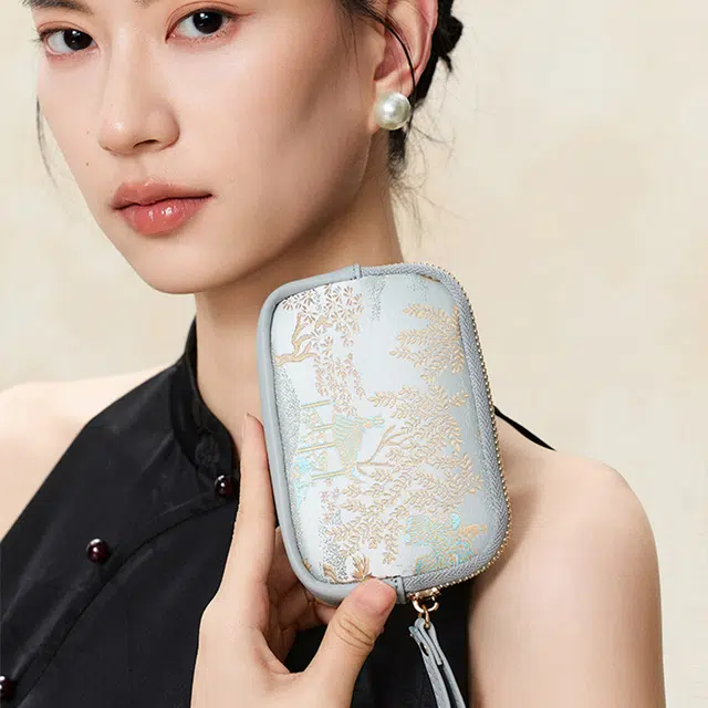 上海故事 新中式国风个性百搭 桑蚕丝 手拿包 小号 女款 绯红色/银杏黄