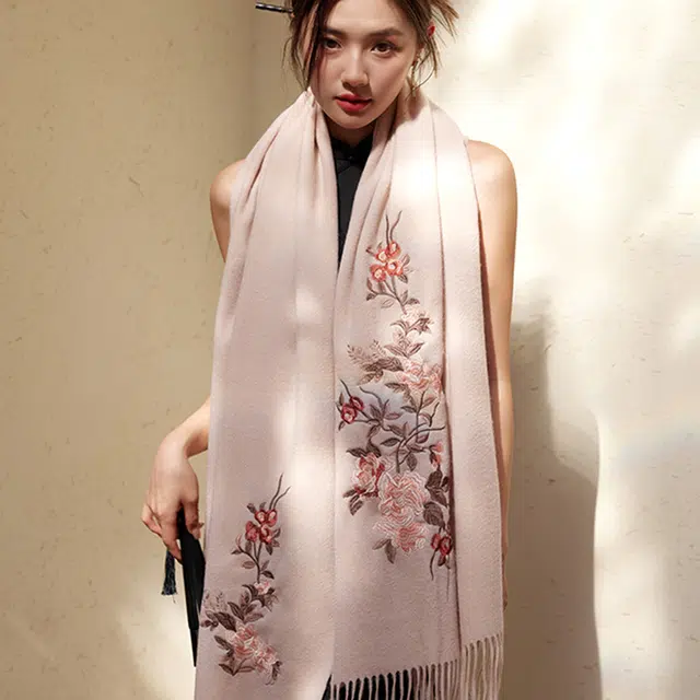 上海故事 瑰丽多姿秋冬中式古韵东方风情刺绣柔软不扎保暖 绵羊毛 绒线围巾 女款