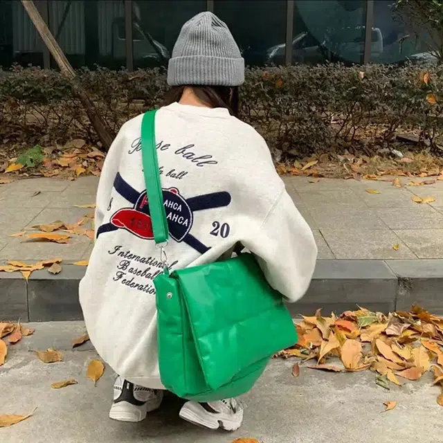 识恩 炸街贴牌套头圆领宽松时尚字母黑标美式复古卫衣 女款