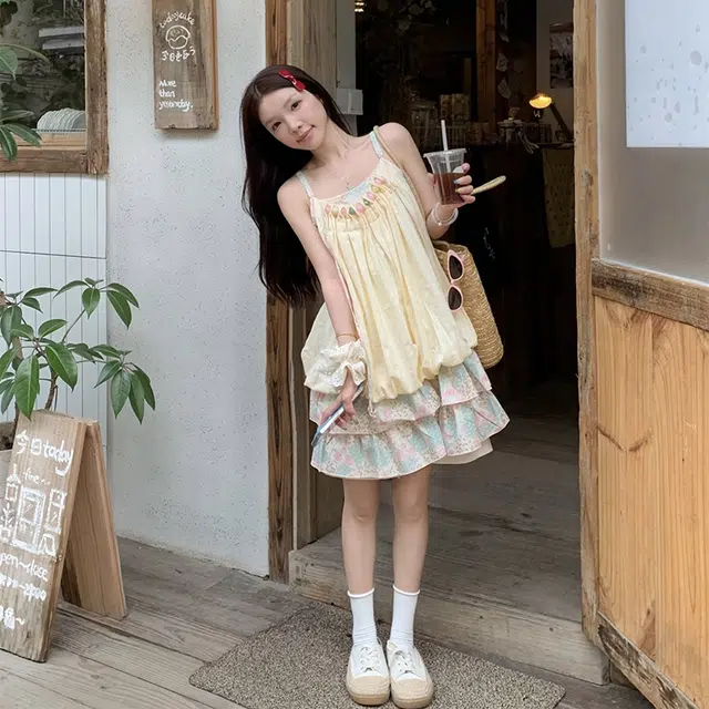 依钗 夏季民族风植物花卉粉绿碎花拼接褶皱宽松短款吊带连衣裙 女款 黄色