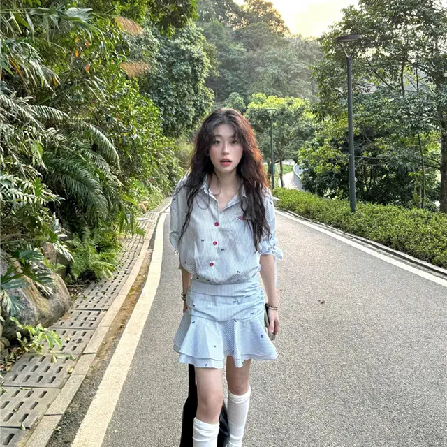 玉儿恋 学院风蓝白条纹假两件翻领中袖收腰荷叶边百褶衬衫裙短袖连衣裙 女款 蓝色蓝白条纹