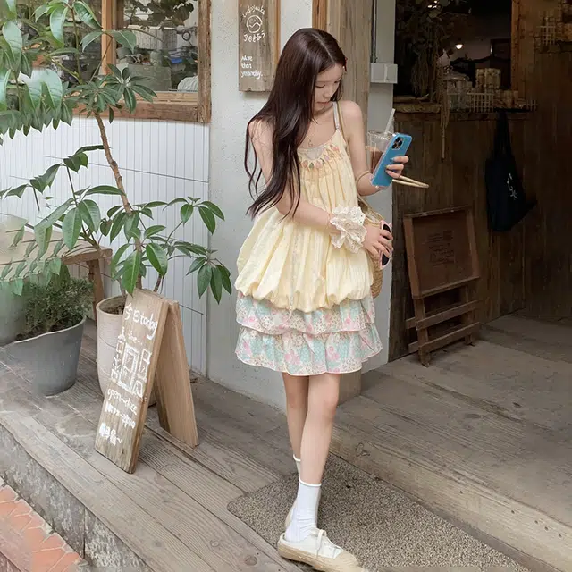依钗 夏季民族风植物花卉粉绿碎花拼接褶皱宽松短款吊带连衣裙 女款 黄色
