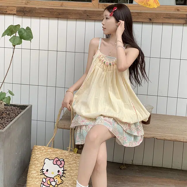 依钗 夏季民族风植物花卉粉绿碎花拼接褶皱宽松短款吊带连衣裙 女款 黄色