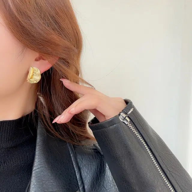 都爵 轻奢小众设计精致法式设计金属褶皱圆片高级感个性复古 合金 耳环 女款