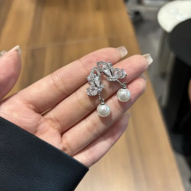都爵 仙女风一边半只蝴蝶闪耀蝴蝶设计仿珍珠气质优雅仙气飘飘小众设计百搭气质 铜 耳环 女款