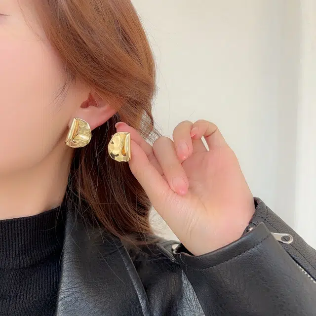 都爵 轻奢小众设计精致法式设计金属褶皱圆片高级感个性复古 合金 耳环 女款