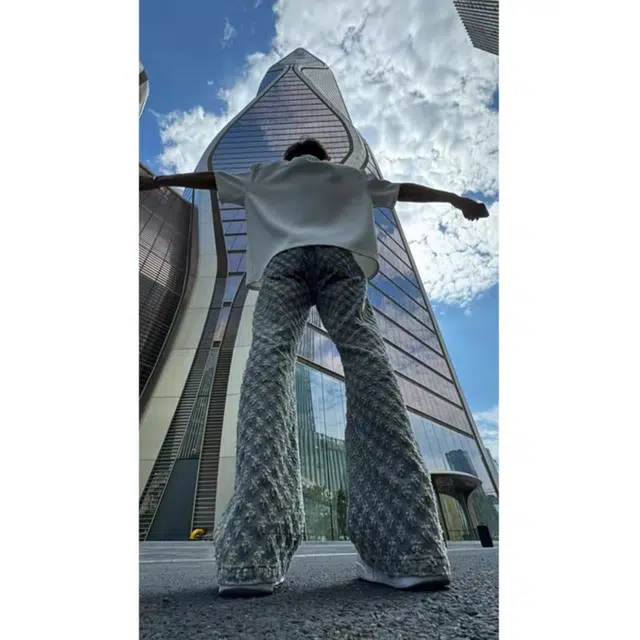 半空山 美式复古高街满印提花小众中腰巴黎弯刀微喇高级感百搭潮牌休闲舒适通勤牛仔裤 男女同款