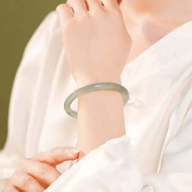 【古典美人】 兰慕茵诺 青山黛油青素玉素圈一步一响叮当镯 新中式国风清冷感贵妃镯 冰透显白 #好运天然 玉髓 手镯 女款