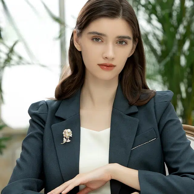 兰盈 轻奢小众玫瑰花水晶#好运 环保合金 胸针 男女同款情侣款