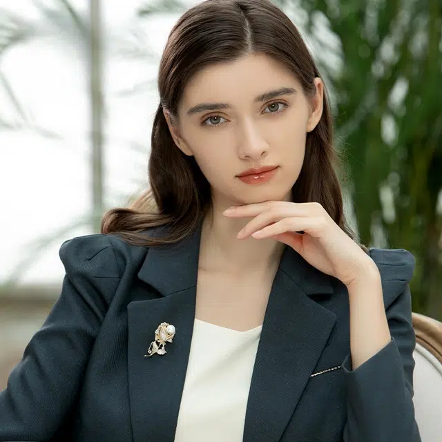 兰盈 轻奢小众玫瑰花水晶#好运 环保合金 胸针 男女同款情侣款