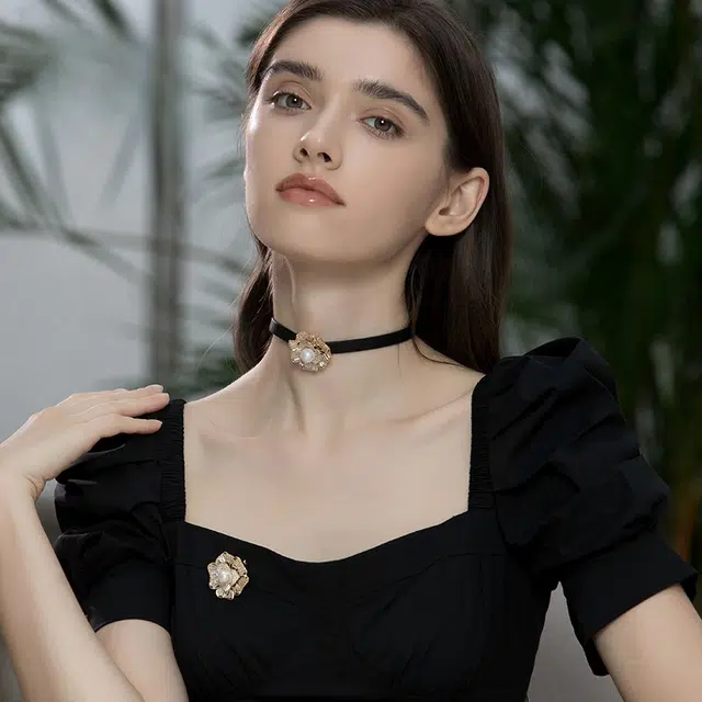 兰盈 山茶花人造水晶原创设计 轻奢小众胸花 合金 胸针 女款