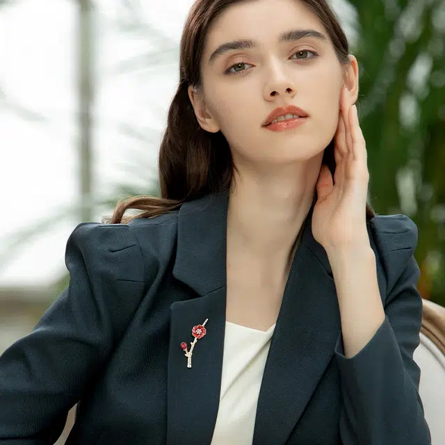 兰盈 奥地利水晶梅花#好运 环保合金 胸针 男女同款情侣款