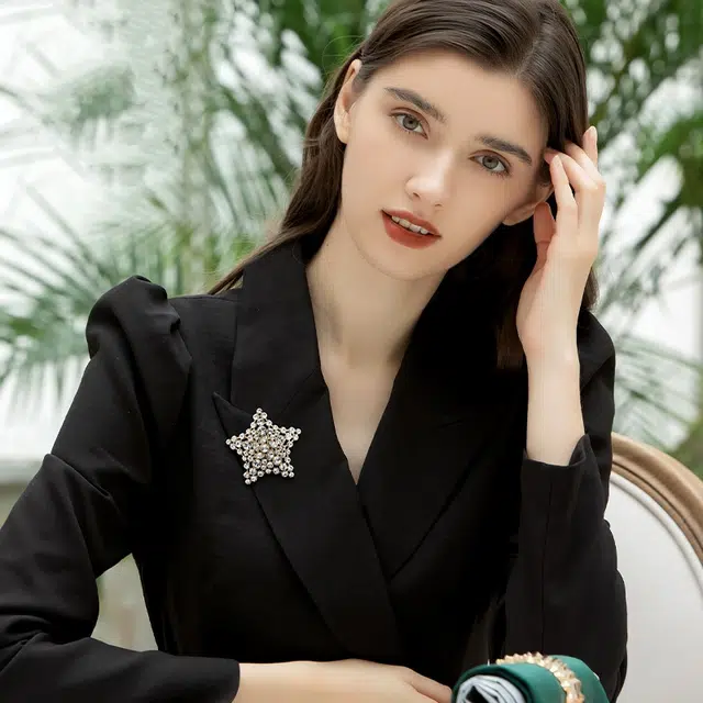 兰盈 奥地利水晶#好运 环保合金 胸针 男女同款情侣款