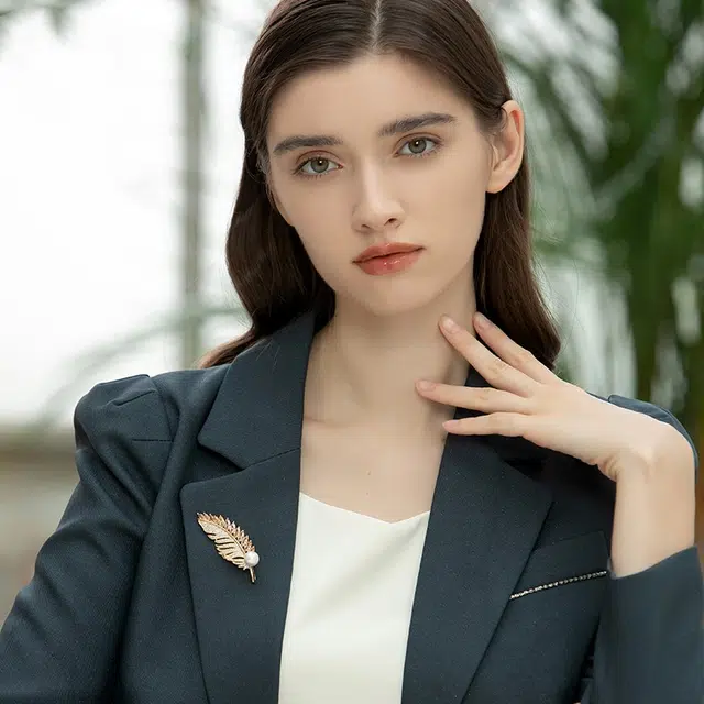 兰盈 奥地利水晶金叶#好运 环保合金 胸针 男女同款情侣款