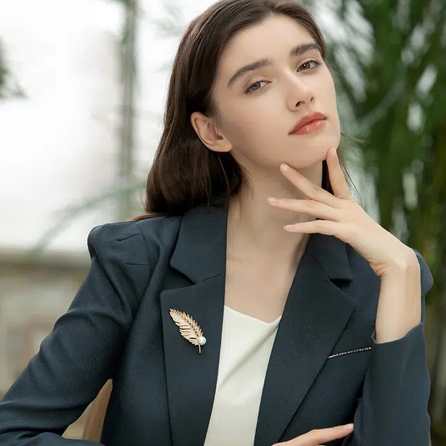 兰盈 奥地利水晶金叶#好运 环保合金 胸针 男女同款情侣款