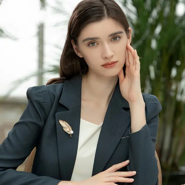 兰盈 奥地利水晶金叶#好运 环保合金 胸针 男女同款情侣款