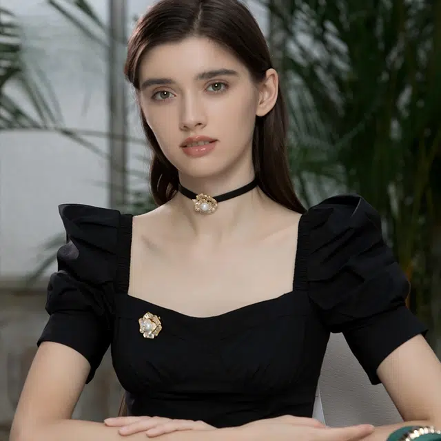 兰盈 山茶花人造水晶原创设计 轻奢小众胸花 合金 胸针 女款