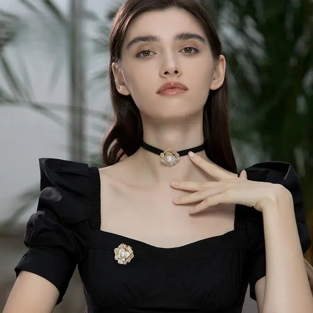 兰盈 山茶花人造水晶原创设计 轻奢小众胸花 合金 胸针 女款