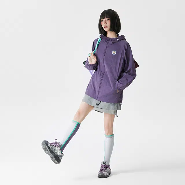 曼城 品牌印花简约多巴胺连帽骑行登山薄款超轻透气速干防尘防风防紫外线长袖防晒服 男女同款
