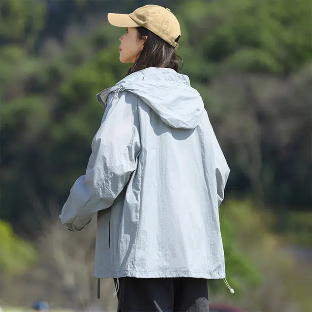 曼城 纯色简约基础字母印花户外登山轻薄速干宽松休闲连帽防晒服 男女同款