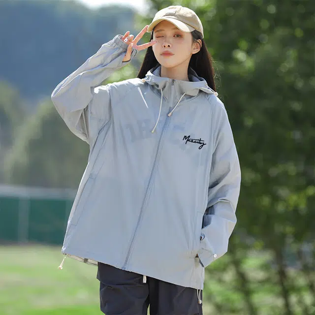 曼城 纯色简约基础字母印花户外登山轻薄速干宽松休闲连帽防晒服 男女同款
