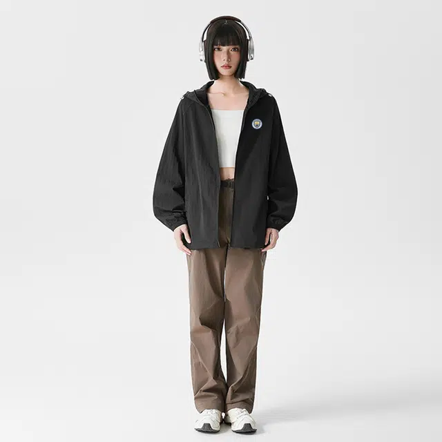 曼城 品牌印花简约多巴胺连帽骑行登山薄款超轻透气速干防尘防风防紫外线长袖防晒服 男女同款