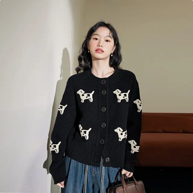 玉儿恋 高级感宽松慵懒感软糯休闲简约小狗印花开衫内搭针织衫 女款 黑色
