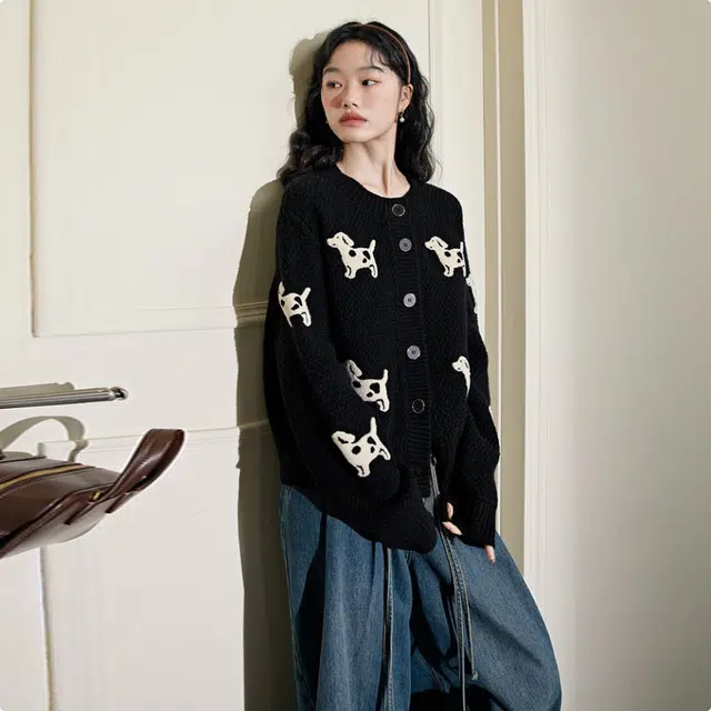 玉儿恋 高级感宽松慵懒感软糯休闲简约小狗印花开衫内搭针织衫 女款 黑色