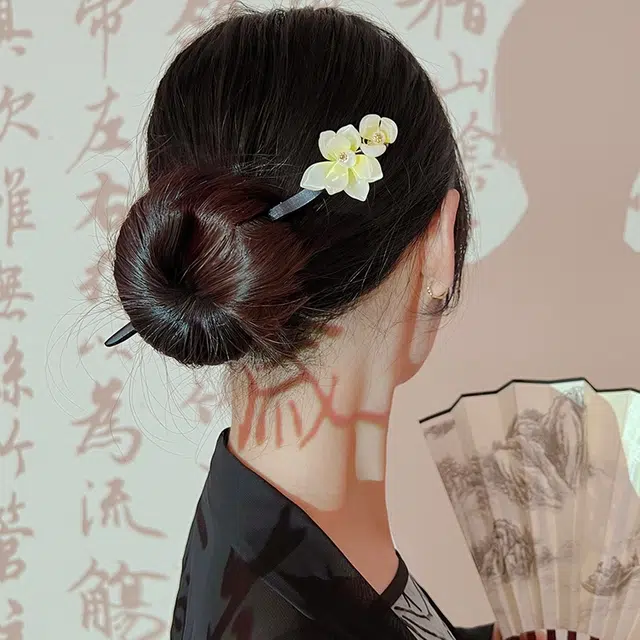 克兰茜 小众玉兰花高级感设计 时尚通勤风 优雅精致温柔气质 木材/树脂 发簪 女款 黑色/黄色