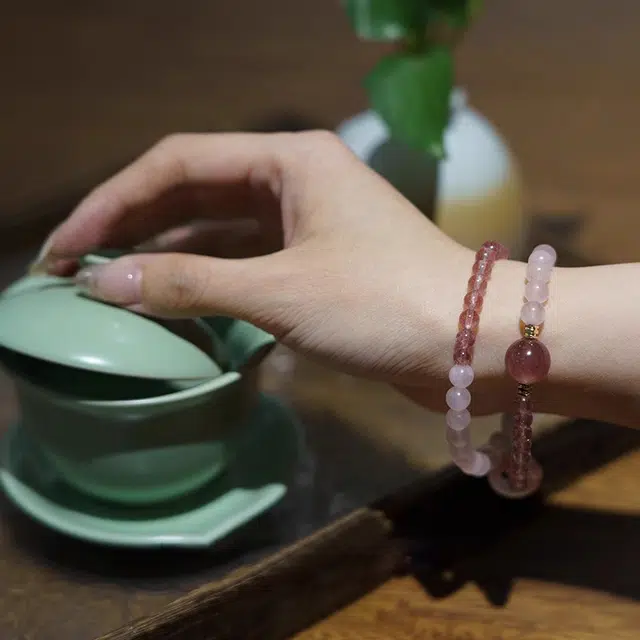 【做个富婆】旺正缘桃花 克兰茜 招财粉色转运珠 新中式平安扣 甜美优雅气质百搭 配饰 双圈叠戴串珠好运石英岩质玉 草莓晶 手串 女款